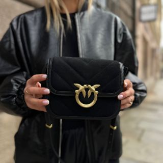 Která kabelka PINKO by vám letos udělala největší radost pod stromečkem? 🎄 Nadčasový design, ikonické detaily a kousek,...